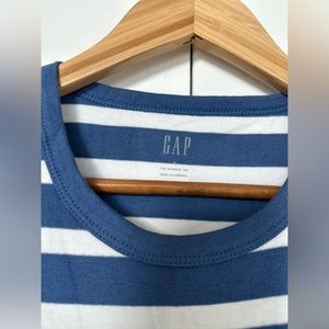 GAP soft stripped blue and white T-shirt size MEDIUM - NWT